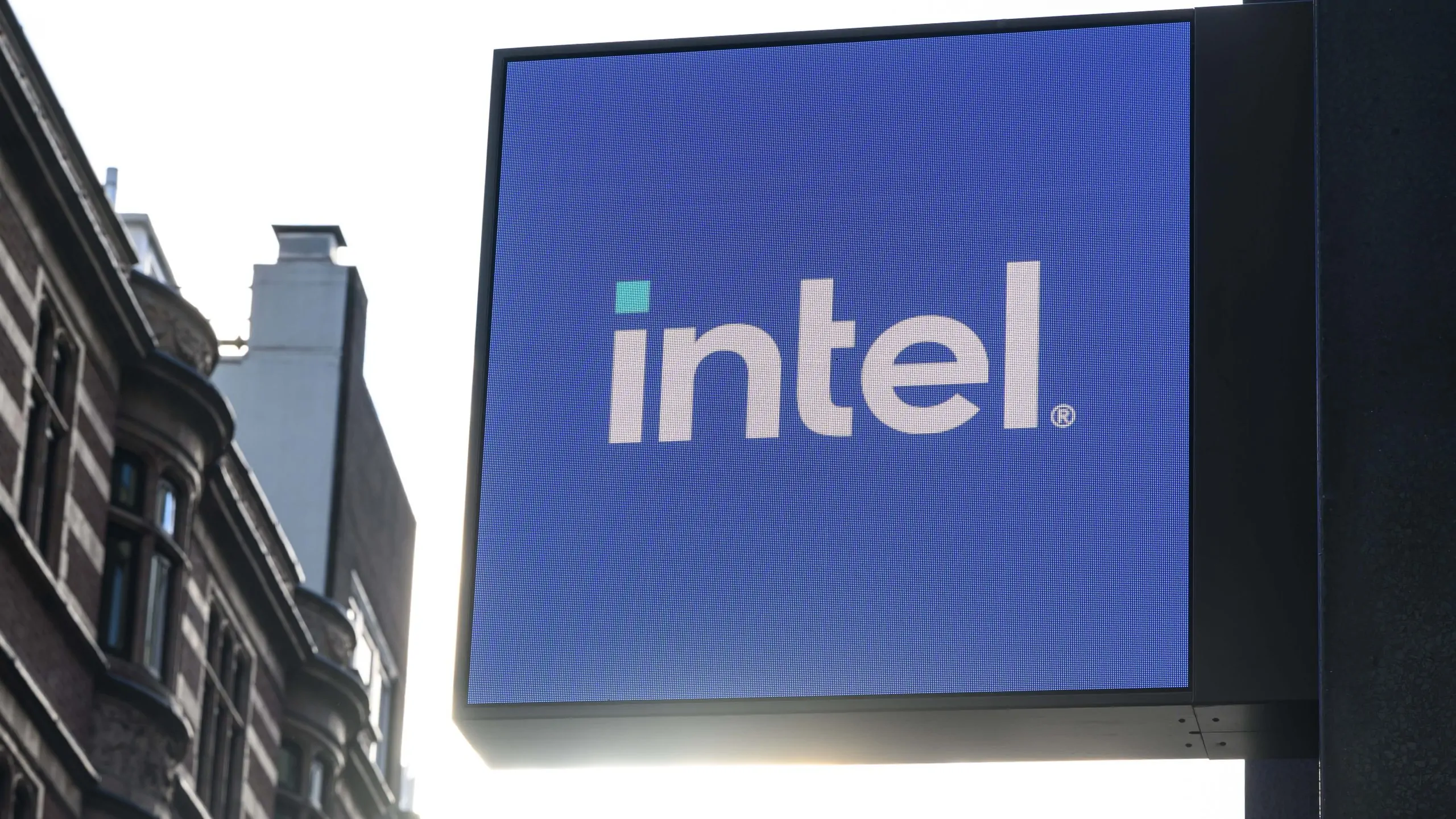 Intel does not rule out splitting its chip manufacturing division